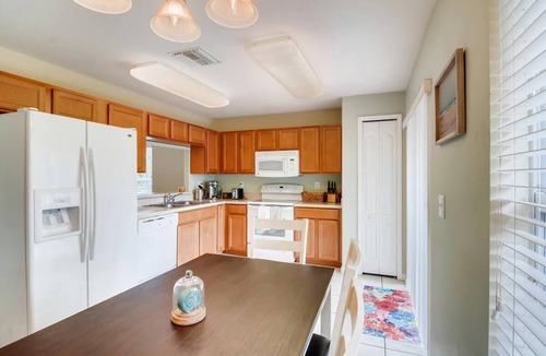 Sun City Center Apartment | Safe + Cable TV + Crib + Deep Clean Parking