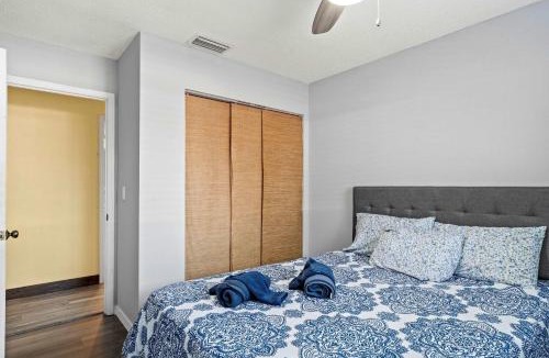 Memphis House | Sarasota Bradenton Getaway 3BR Sleeps 10