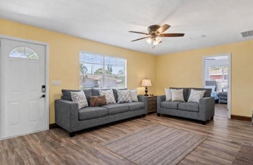 Memphis House | Sarasota Bradenton Getaway 3BR Sleeps 10
