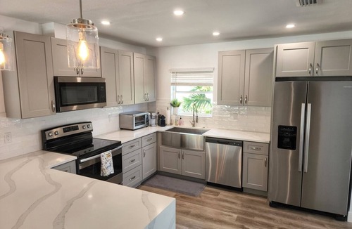 Southgate House | SARASOTA Heated Pool - Pet Friendly - Garage w/EV Charger - Close to Beaches!