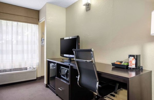 Bayou Oaks Hotel | Sarasota Room w/2 Double Beds Near The Ringling Museum – Just 0.6 Miles Away!