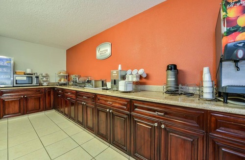 Bayou Oaks Hotel | Sarasota Room w/2 Double Beds Near The Ringling Museum – Just 0.6 Miles Away!
