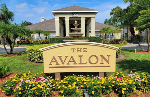 Clearwater Condo | ★ SCENIC POOLSIDE❤ tastefully decorated and minutes away from Clearwater Beach