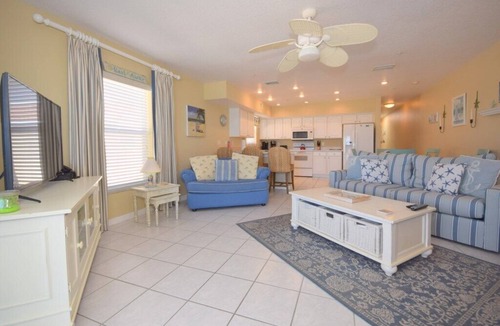 Indian Rocks Beach Condo | Sea Isles Penthouse/Small intimate Building/Private elevator/Cleanliness/Free wifi-Beach Equipment & Parking