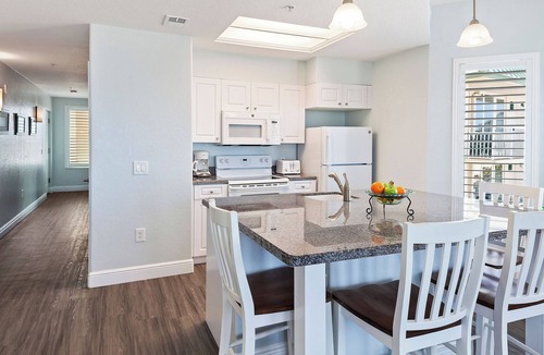 Ormond Beach Hotel | Seaside Stay Near Fishing, Shopping, Mini Golf, Dining, and Daytona Excitement