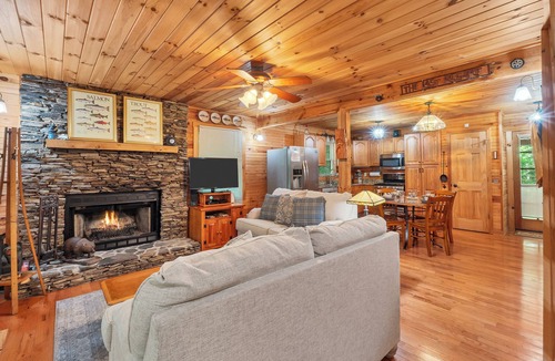 Townsend Cabin | SECLUDED♤Bonfire pit♤2 bdrm/2bath♤Pet friendly