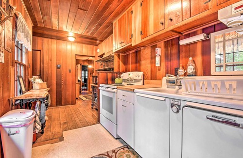 Lake Harmony Cabin | Secluded & Rustic Lake Harmony Cabin w/Fire Pit!