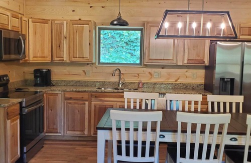 Bryson City Cabin | Secluded Smoky Mountain Cabin. Hot Tub, Pet-Friendly, 5 minutes from Bryson City