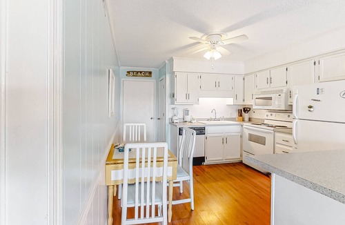 Morehead City Condo | Second-Floor Condo with Ocean View, Easy Beach Access & Shared Pool/Grills