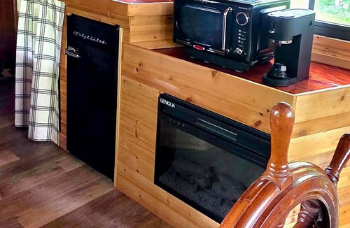 Citrus Springs House | Secret Cove Cabin Boat - Romantic River Getaway