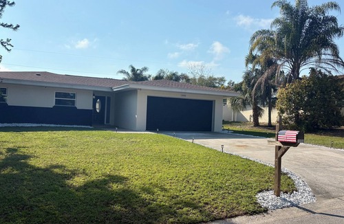 Clearwater House | Serene 3-bedroom house with AC and saltwater pool in charming Clearwater.