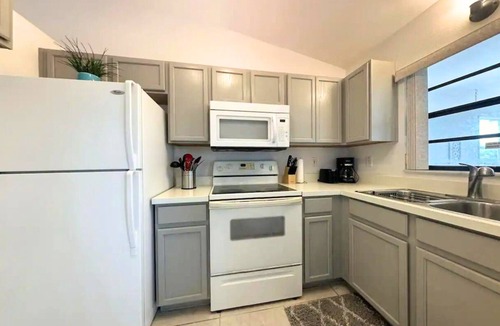 Largo House | SERENE HOME/HUGE BACKYARD/BBQ-NEAR BEACH/MALL/GOLF/LAKE/AIRPORT/SHOPS/RESTAURANT