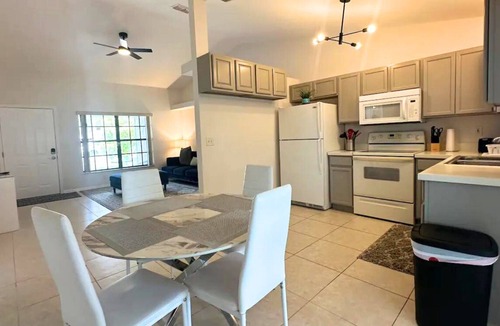 Largo House | SERENE HOME/HUGE BACKYARD/BBQ-NEAR BEACH/MALL/GOLF/LAKE/AIRPORT/SHOPS/RESTAURANT