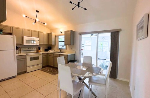 Largo House | SERENE HOME/HUGE BACKYARD/BBQ-NEAR BEACH/MALL/GOLF/LAKE/AIRPORT/SHOPS/RESTAURANT