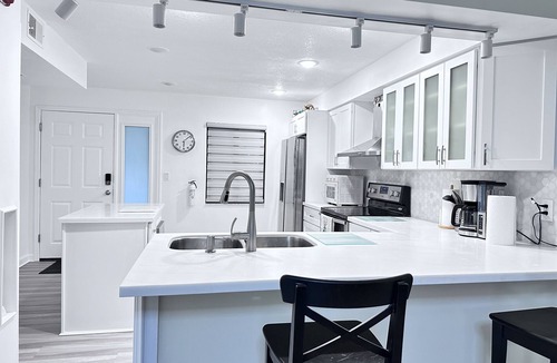 Cocoa Beach Condo | Short-Term Stay Nurses Welcome Architect Des. Luxury Master Suite with 2BR Guest