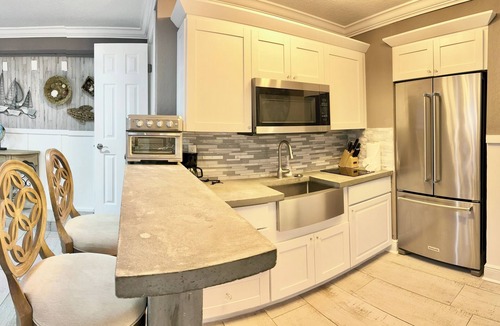 Palm Harbor House | Short walk to quaint small town Palm Harbor, Restaurants, Brewery, Trolley stop