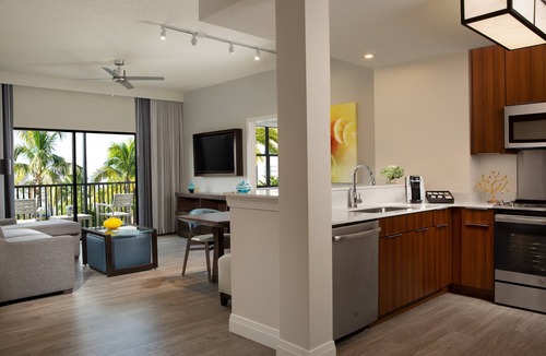 Four Corners Condo | Shuttle to Disney World| Condo with King & Queen!