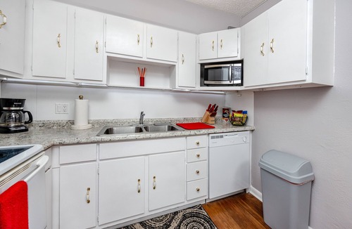 South Pinellas Community Council Apartment | Simple Cute Apartment, 5 min to Madeira Beach🏖