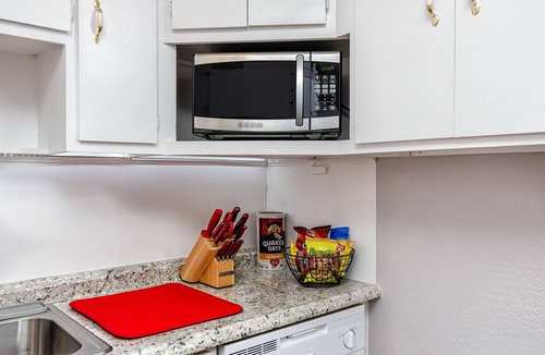 South Pinellas Community Council Apartment | Simple Cute Apartment, 5 min to Madeira Beach🏖