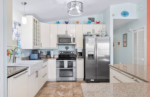 Ilexhurst House | Sirena Del Mar | Newly Remodeled, Steps to Beach & Private Pool