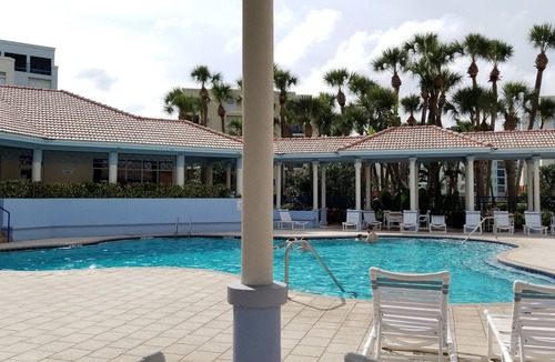 New Smyrna Beach Condo | 🐬 🐬SKIP THE CROWDS , HIT THE BEACH🏖 Walk to POOL, BEACH, amenities Plus