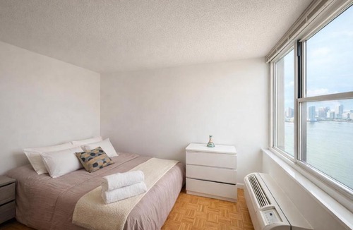 Stone Street Historic District Apartment | Skyline with Hudson Views Modern Battery Park Stay