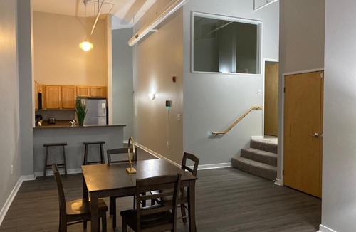 Indianapolis Apartment | SKYWALK CONVENTION CENTER KING BED WiFi WD