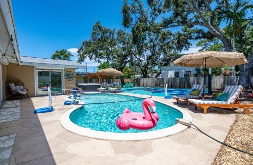 Madeira Beach House | Sleeps 10 Pool Hot Tub Sport Court Pool Table
