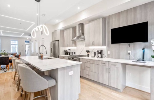 Mount Vernon Triangle House | Sleeps 12! Downtown-Entire home w/rooftop