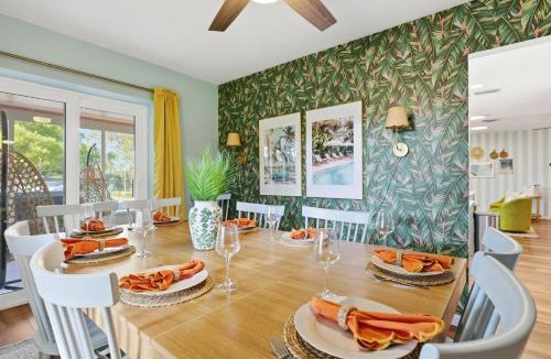 Bradenton House | Sleeps 12 Game Room Theatre Tiki Bar Pool