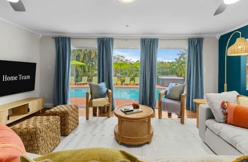 Largo House | Sleeps 12 Heated Pool Pickleball Hot Tub Fire Pit