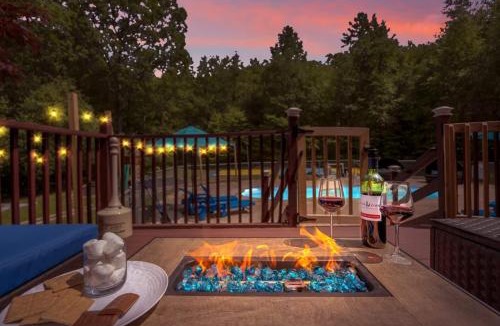 Reeders House | Sleeps 14 Pool Hot Tub Sauna Pickleball Arcade