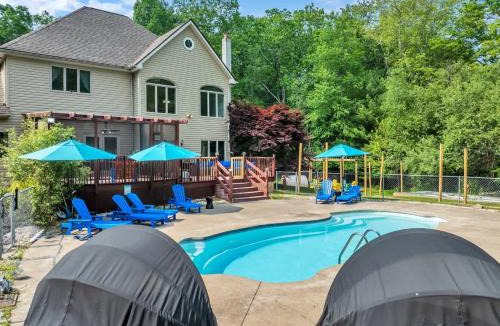 Reeders House | Sleeps 14 Pool Hot Tub Sauna Pickleball Arcade