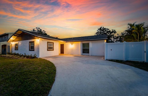 Egypt Lake-Leto House | Sleeps 17/Private Beach & Heated pool /mins to Downtown /Buccs /Bush Gardens/Zoo