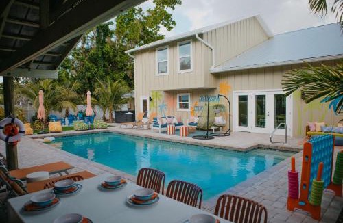 Palma Sola House | Sleeps 20 - Games - Basketball - Pool - Movie Room