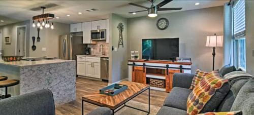 South Bradenton House | Sleeps 6 - Pool w Slide - Putt Putt - Min to IMG