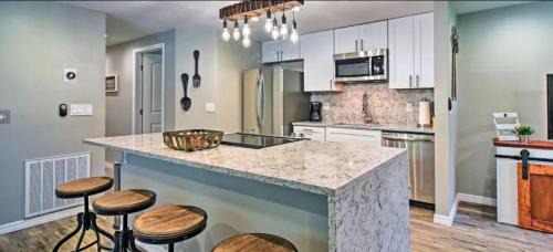 South Bradenton House | Sleeps 6 - Pool w Slide - Putt Putt - Min to IMG