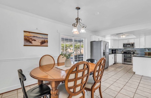Whitfield House | Sleeps 7-Heated Saltwater Pool-Near Beach, Airport