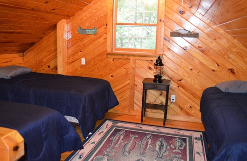 Unaka Cabin | Sleeps Up to 10 Guests, Stay Right On the Lake!