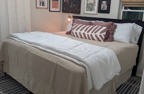 North Charlotte House | Small Space, BIG Personality in Charlotte w/King + Queen bed, Pet Friendly