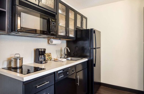 South Hills Hotel | Smart Queen Studio Suite | Full Kitchen, BBQ, 1.7 mi to The Mall at Robinson