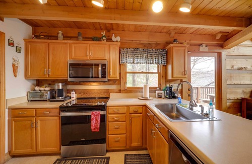 Deep Gap Cabin | Smoky Mountain Vacation Rental w/Large Deck!