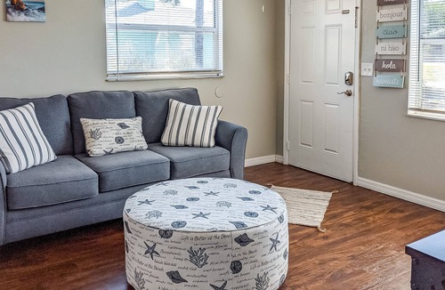Largo House | Snowbird-Friendly Duplex with Washer/Dryer, Free High-Speed WiFi, & Central AC!