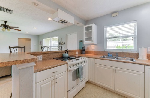 Sarasota House | Snowbird Haven! Pet Friendly & 3 Mi to Siesta Key