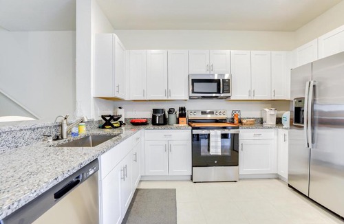 Ruskin House | Snowbird Haven Townhome w/Pool Access Near Tampa!