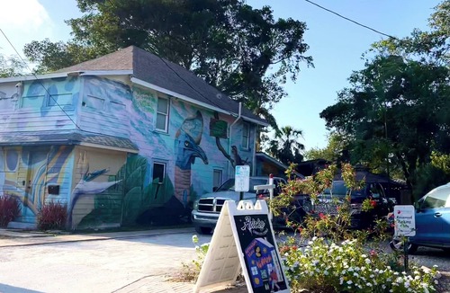 Bradenton House | Snowbird special! Monthly discount… 10 miles from the beach!