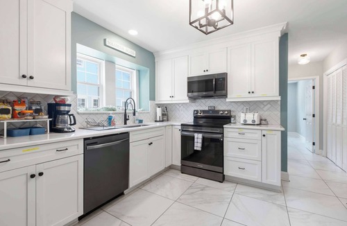 Solomons House | Solomons Spacious 6-BD Family Home with Hot Tub