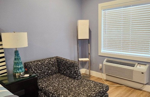 Howey-in-the-Hills Apartment | Soothing 1-bedroom waterfront studio with AC in charming Howey-in-the-Hills