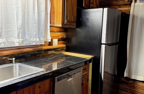 Bushnell Cabin | Soothing 3-bedroom two-story log cabin with AC in charming Bushnell
