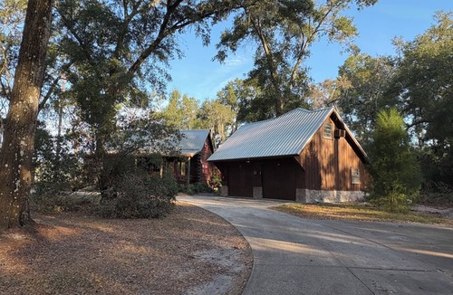 Bushnell Cabin | Soothing 3-bedroom two-story log cabin with AC in charming Bushnell